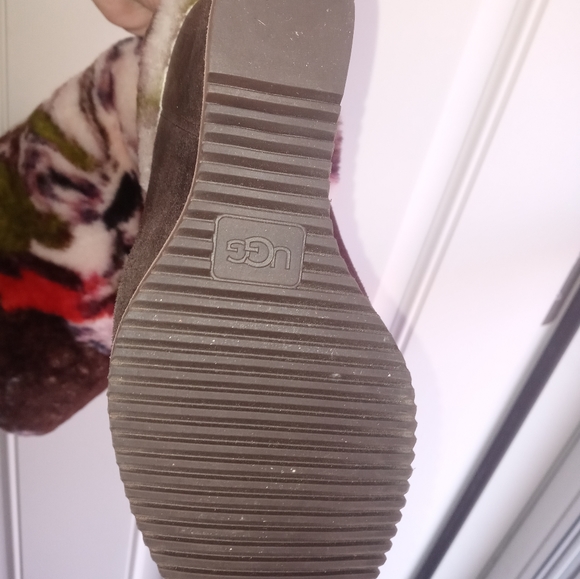 UGG Claire Tabouret Fluff Boot - Picture 5 of 9